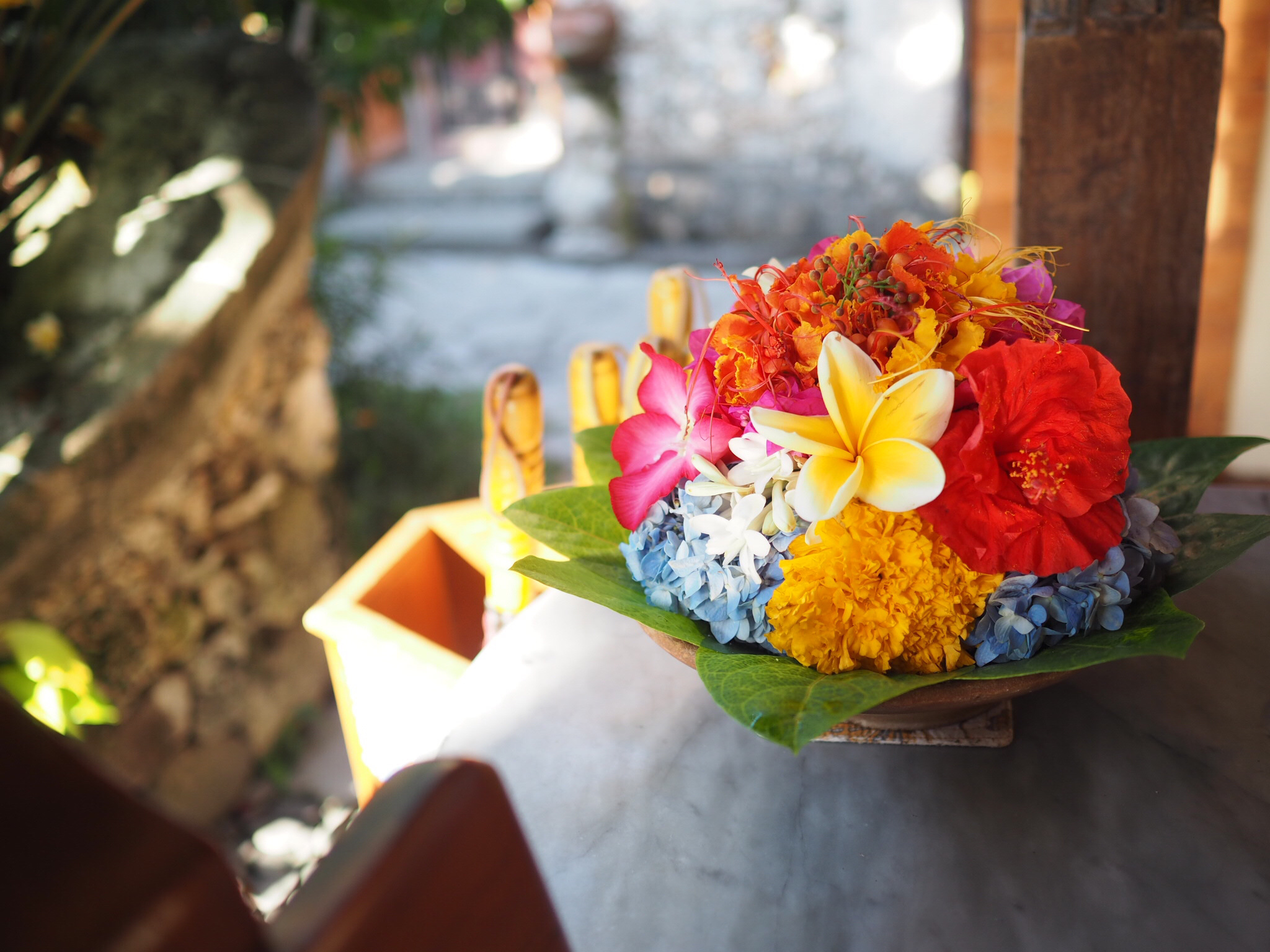 バリ島の男性が頭に花を飾る理由とは おじさんが頭に可愛い花を飾っていたらおかしいというのは本当か みずいろてすと